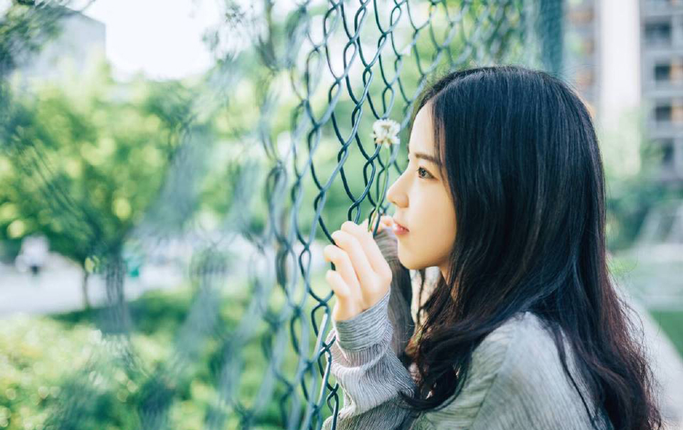 你若爱她，让你的爱像阳光一样包围她，并且给她自由。